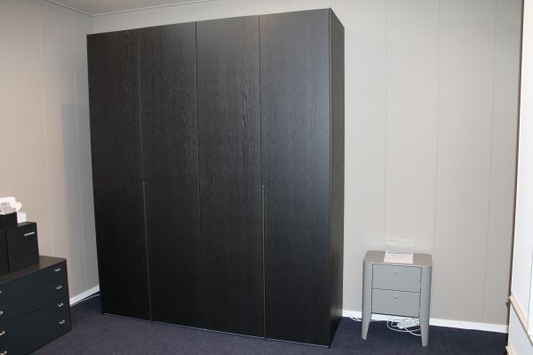 Nu € 3400,- Showmodel Linnenkast Alfa donker eiken