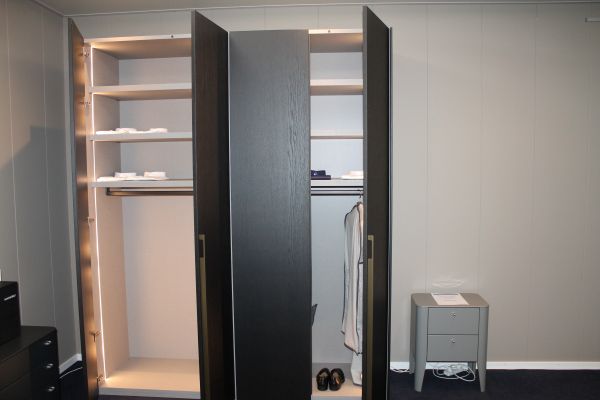 Nu € 3400,- Showmodel Linnenkast Alfa donker eiken