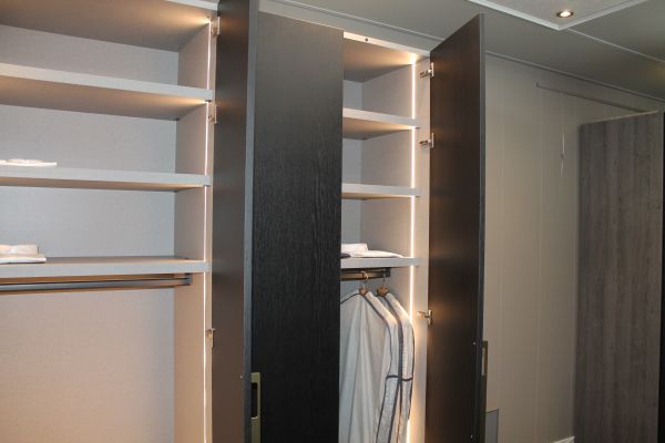 Nu € 3400,- Showmodel Linnenkast Alfa donker eiken