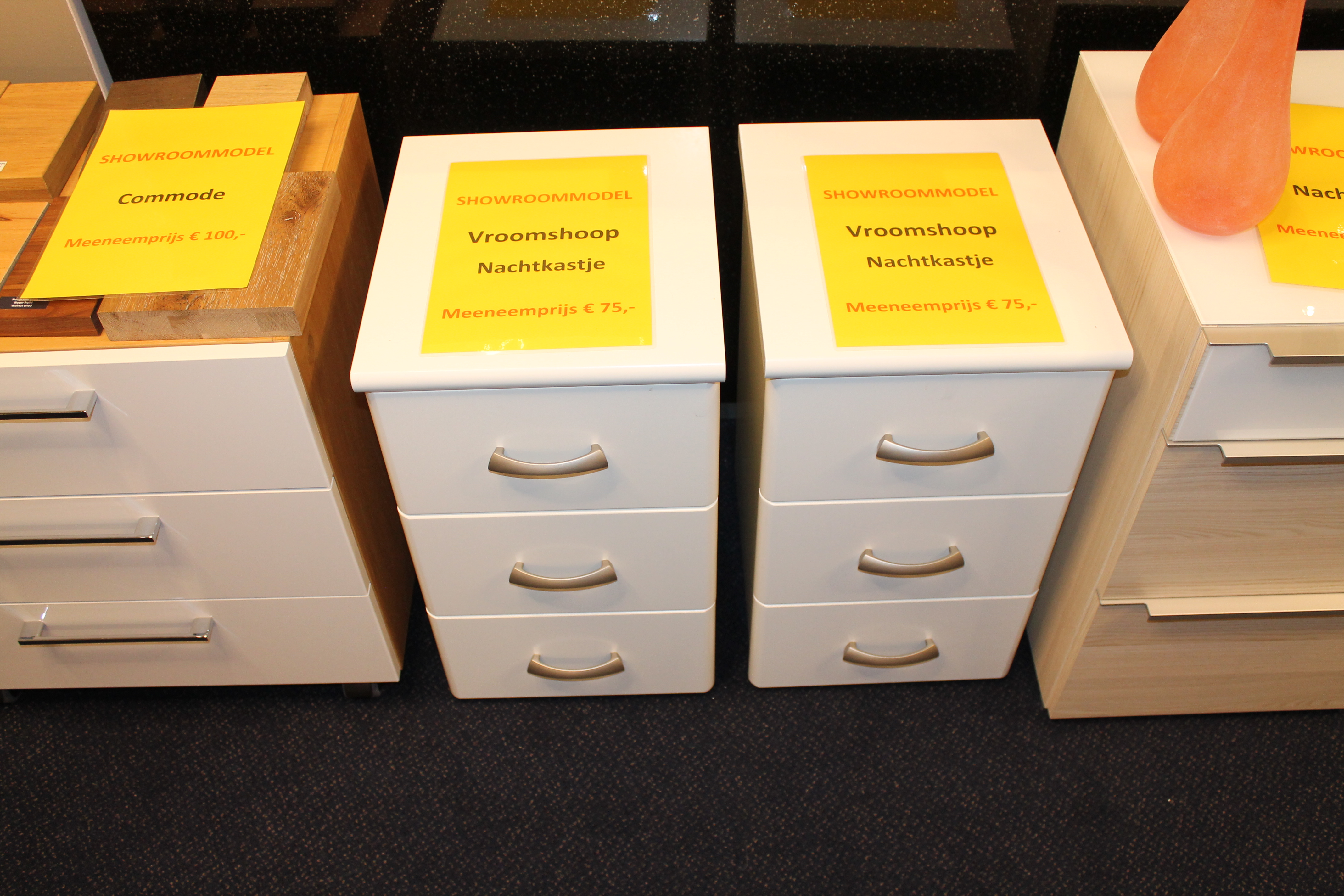 Nu vanaf € 75,- Showmodel Nachtkasten
