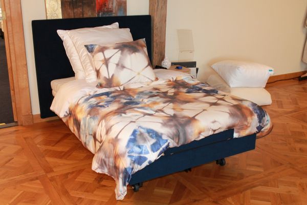 Nu € 3500,- Showmodel Ledikant gestoffeerd 120 x 200 met Hoog /Laag