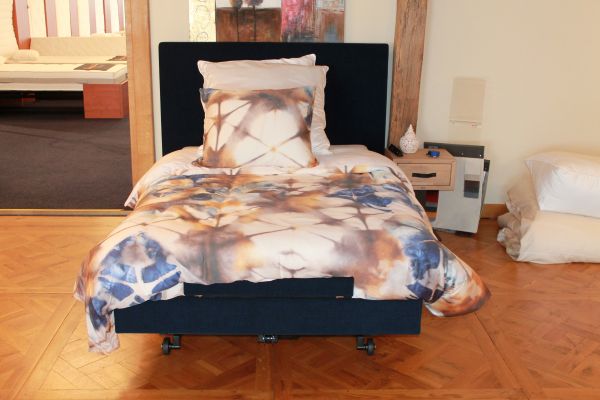 Nu € 3500,- Showmodel Ledikant gestoffeerd 120 x 200 met Hoog /Laag