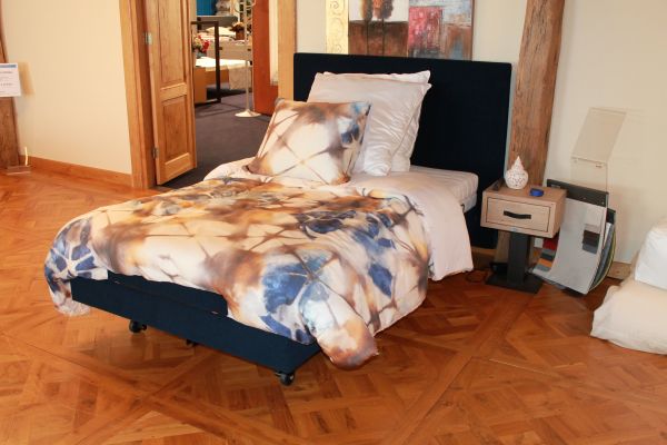Nu € 3500,- Showmodel Ledikant gestoffeerd 120 x 200 met Hoog /Laag