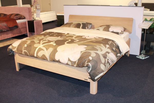 Nu € 3.125,- Showmodel Ledikant Emaho 25 180 x 200