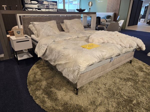 Nu € 3.900,- Showmodel Boxspring Fier Line 180 x 210