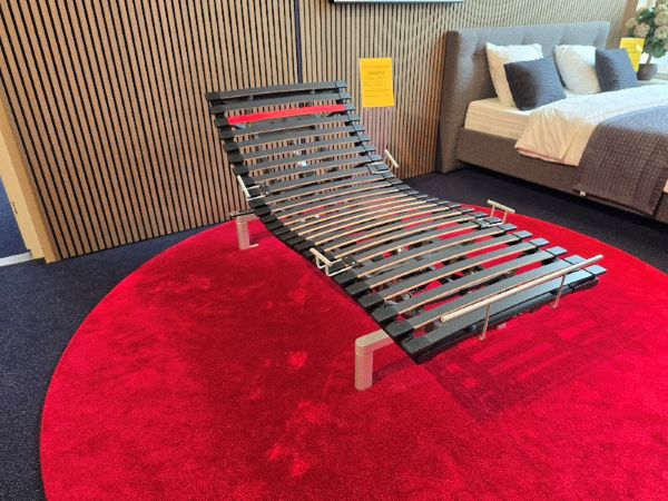 NU € 2795,- Showmodel Swissflex Bridge 22 lattenbodem 90x210 4 motorig